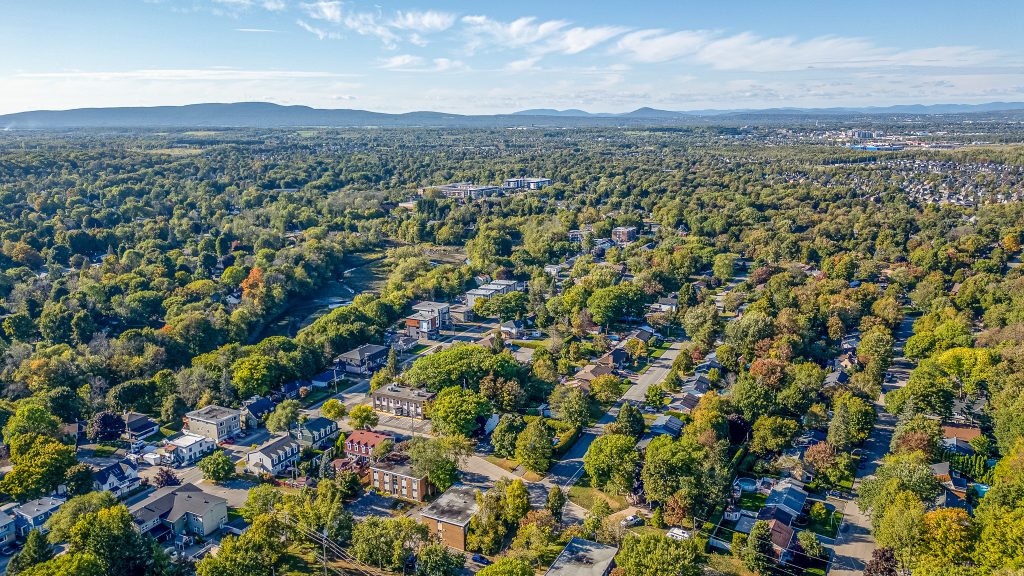 Vue aérienne du quartier Cap-Rouge à Québec avec maisons unifamiliales et environnement boisé