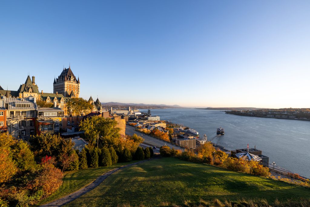 Vue aérienne du Vieux-Québec avec fortifications, Château Frontenac et fleuve Saint-Laurent