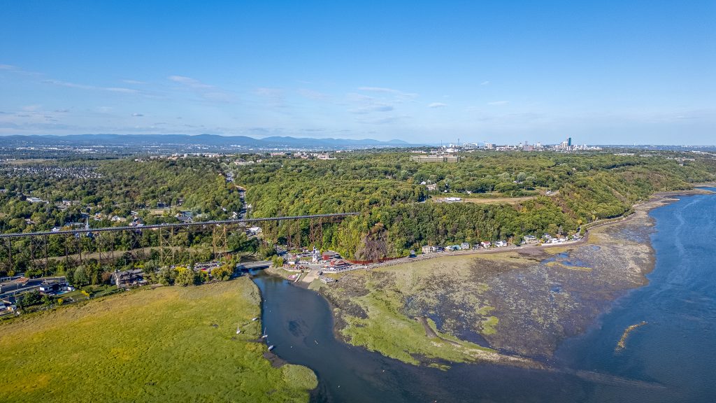 Vue aérienne du fleuve Saint-Laurent et du secteur Cap-Rouge à Québec