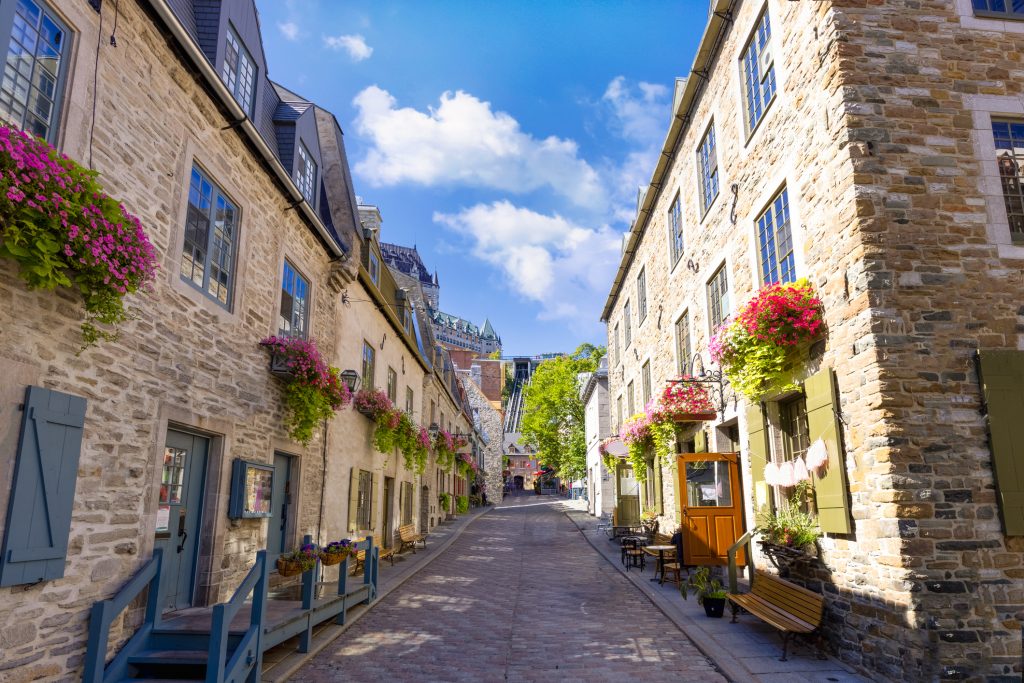 Rue du Petit-Champlain dans le Vieux-Québec avec bâtiments historiques en pierre