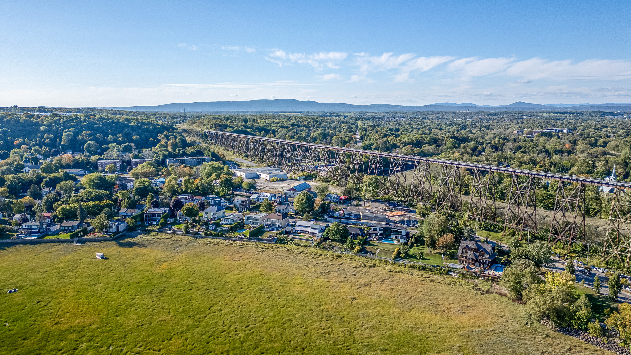 Viaduc ferroviaire de Cap-Rouge et maisons riveraines à Québec