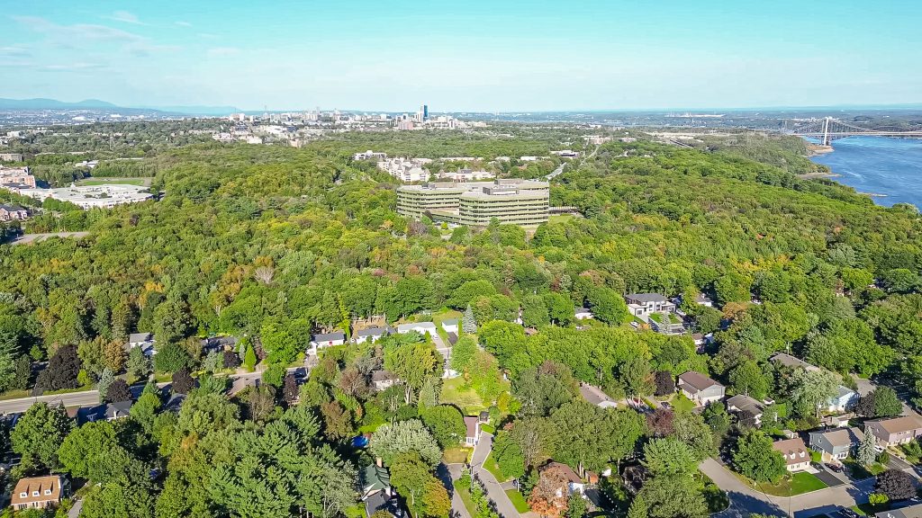 Vue aérienne de Cap-Rouge à Québec avec secteur résidentiel entouré d’arbres matures
