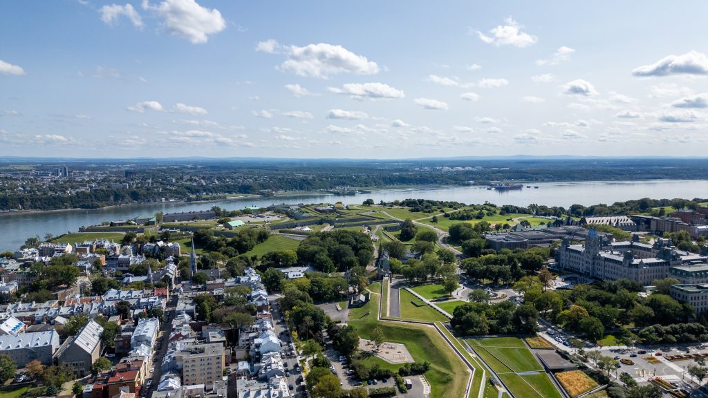 Vue aérienne du quartier historique du Vieux-Québec avec bâtiments patrimoniaux
