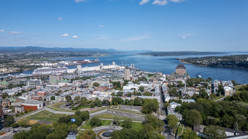 Vue aérienne du Vieux-Port et du Vieux-Québec avec le fleuve Saint-Laurent