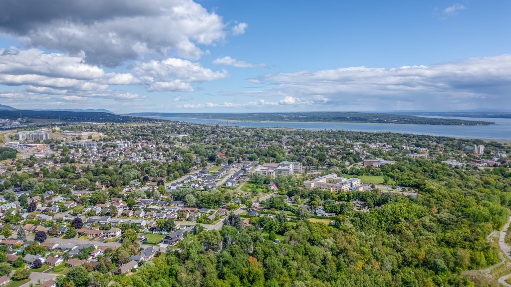 Vue aérienne d’un quartier résidentiel du secteur Beauport avec le fleuve Saint-Laurent
