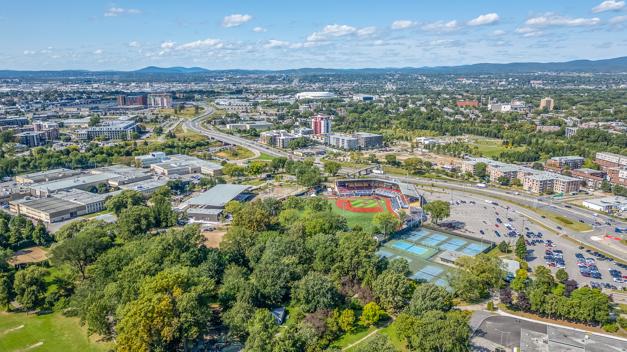 Quartier Saint-Sauveur à Québec avec immeubles résidentiels et rues densifiées