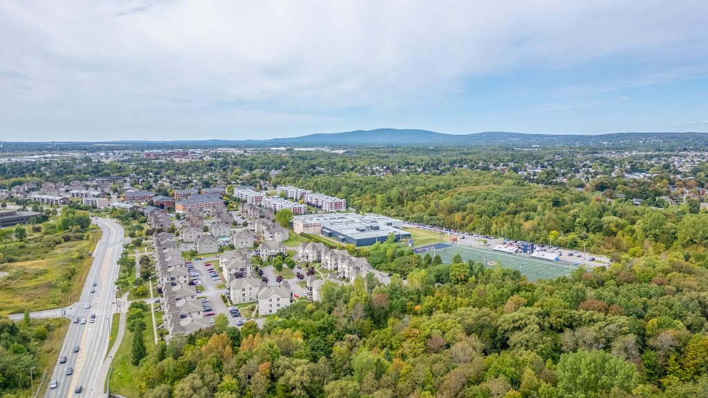 Vue aérienne d’installations sportives et d’un quartier résidentiel dans l’arrondissement Les Rivières