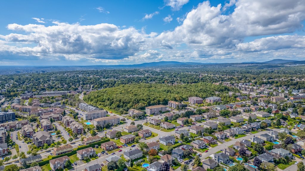 Vue aérienne de Charlesbourg avec quartier résidentiel et zones boisées