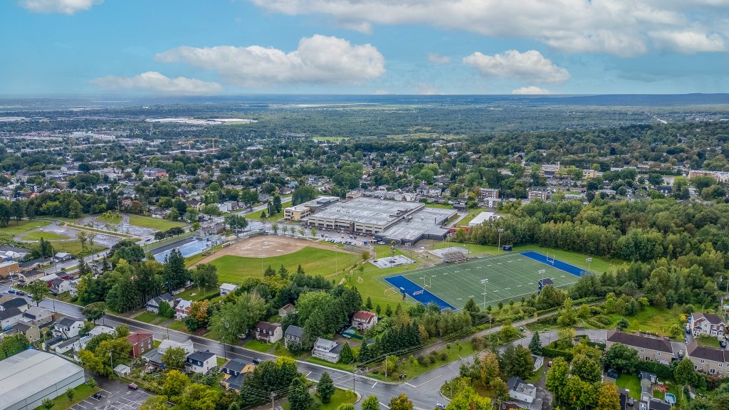 Vue aérienne d’une école secondaire et de terrains sportifs dans le Haut-Saint-Charles