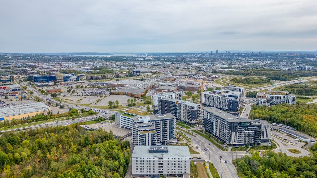 Vue aérienne de condos modernes dans le secteur Lebourgneuf à Québec