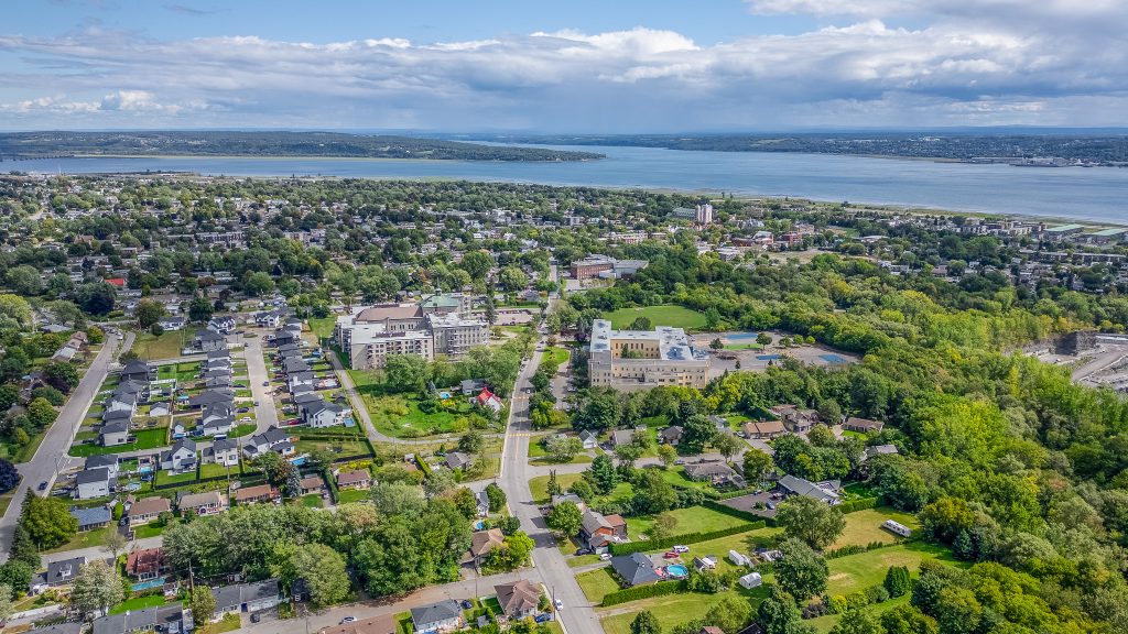 Vue aérienne d’un quartier résidentiel de Beauport avec espaces verts