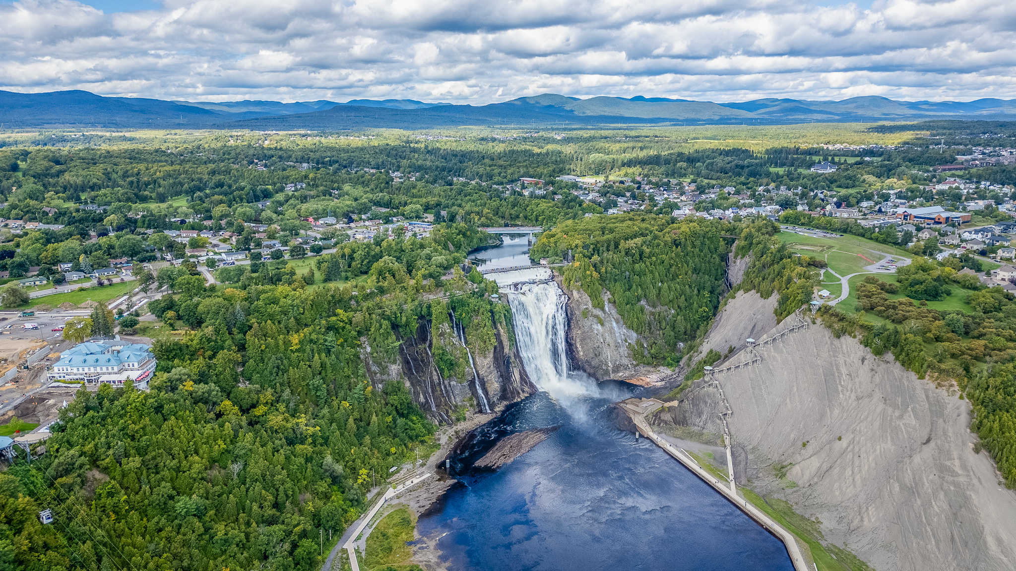 Vue aérienne de la chute Montmorency près du quartier Beauport à Québec