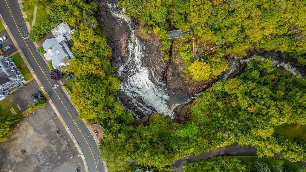 Vue drone verticale de la chute Kabir Kouba dans le parc de la rivière Saint-Charles à Québec