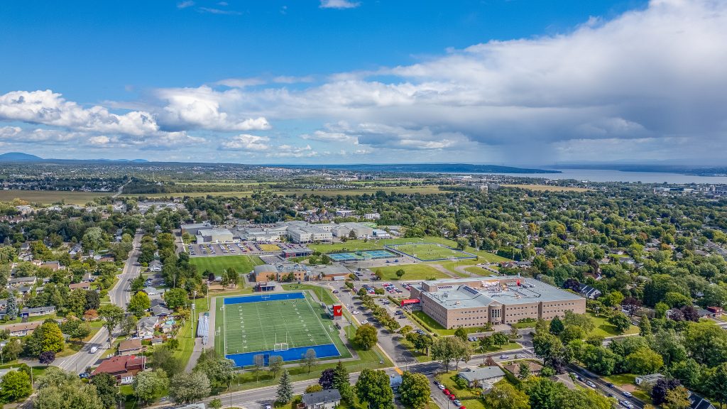Vue aérienne d’une école secondaire et terrains sportifs à Charlesbourg Québec