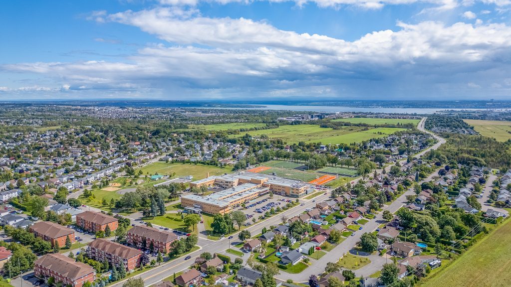 Vue aérienne du quartier Charlesbourg à Québec avec maisons et secteur résidentiel