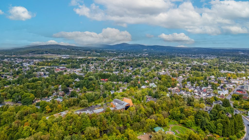 Vue aérienne du quartier résidentiel du Haut-Saint-Charles avec montagnes en arrière-plan
