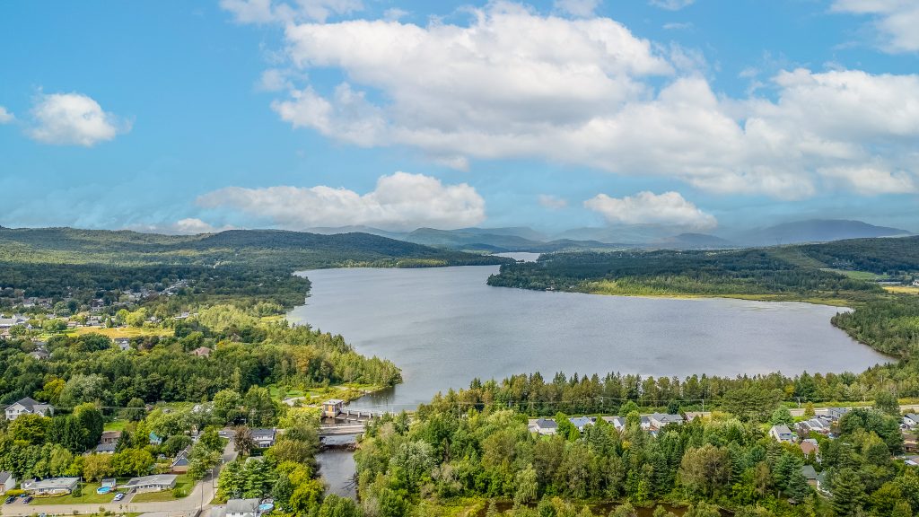 Vue aérienne du lac Saint-Charles et du barrage dans le secteur du Haut-Saint-Charles à Québec