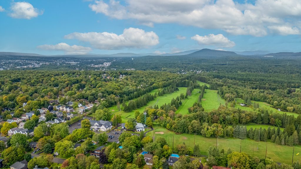 Vue aérienne d’un terrain de golf et du quartier résidentiel du Haut-Saint-Charles