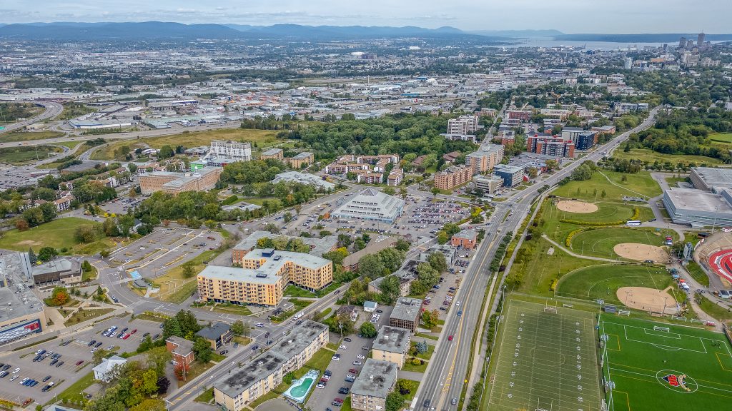 Vue aérienne d’installations sportives et d’un quartier résidentiel à Sainte-Foy
