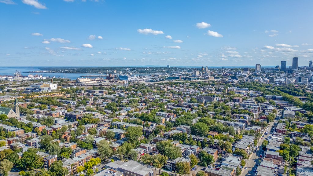 Vue aérienne du quartier Limoilou à Québec avec rues résidentielles et immeubles