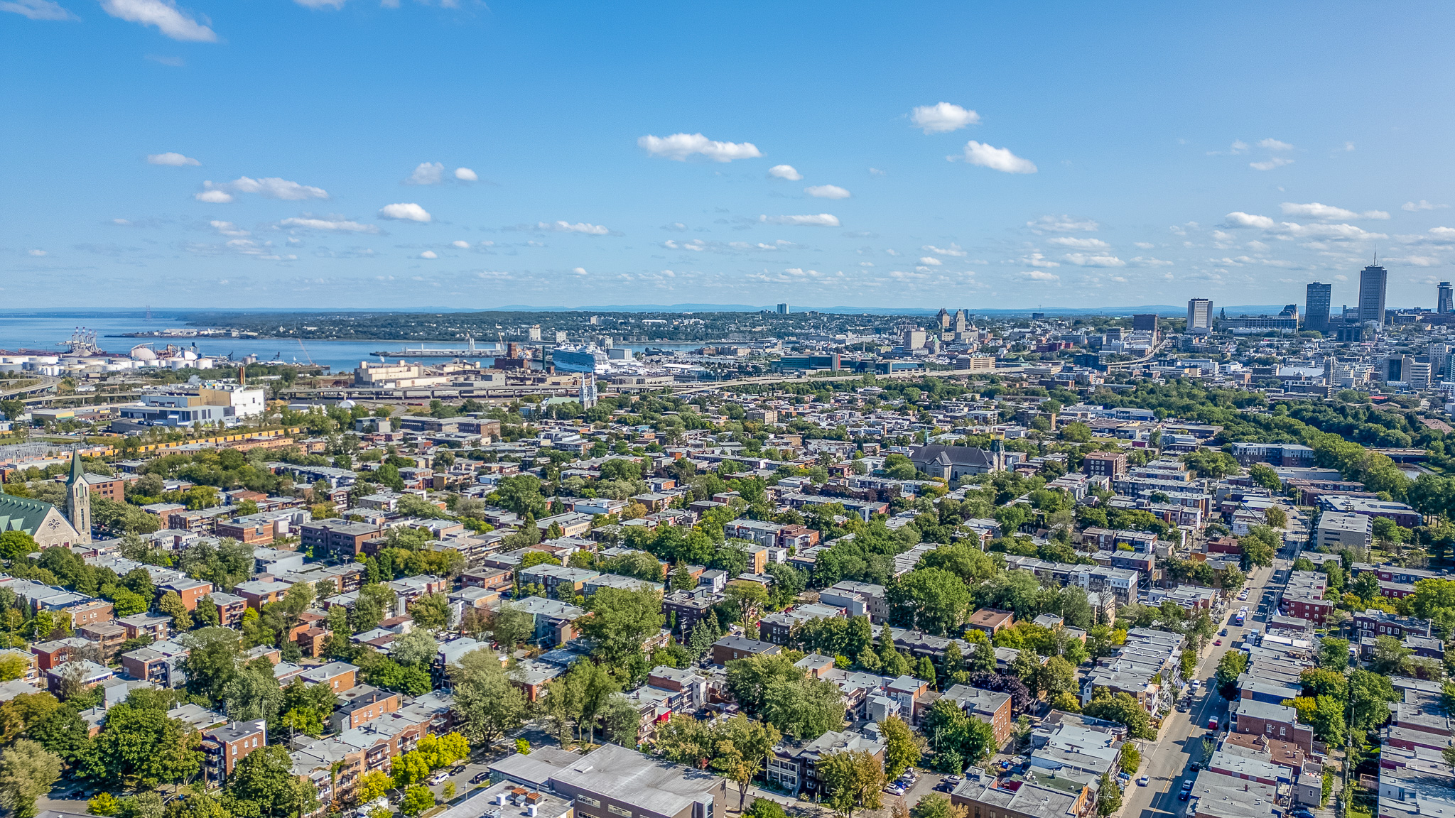 Vue aérienne du quartier Limoilou à Québec avec rues résidentielles et immeubles