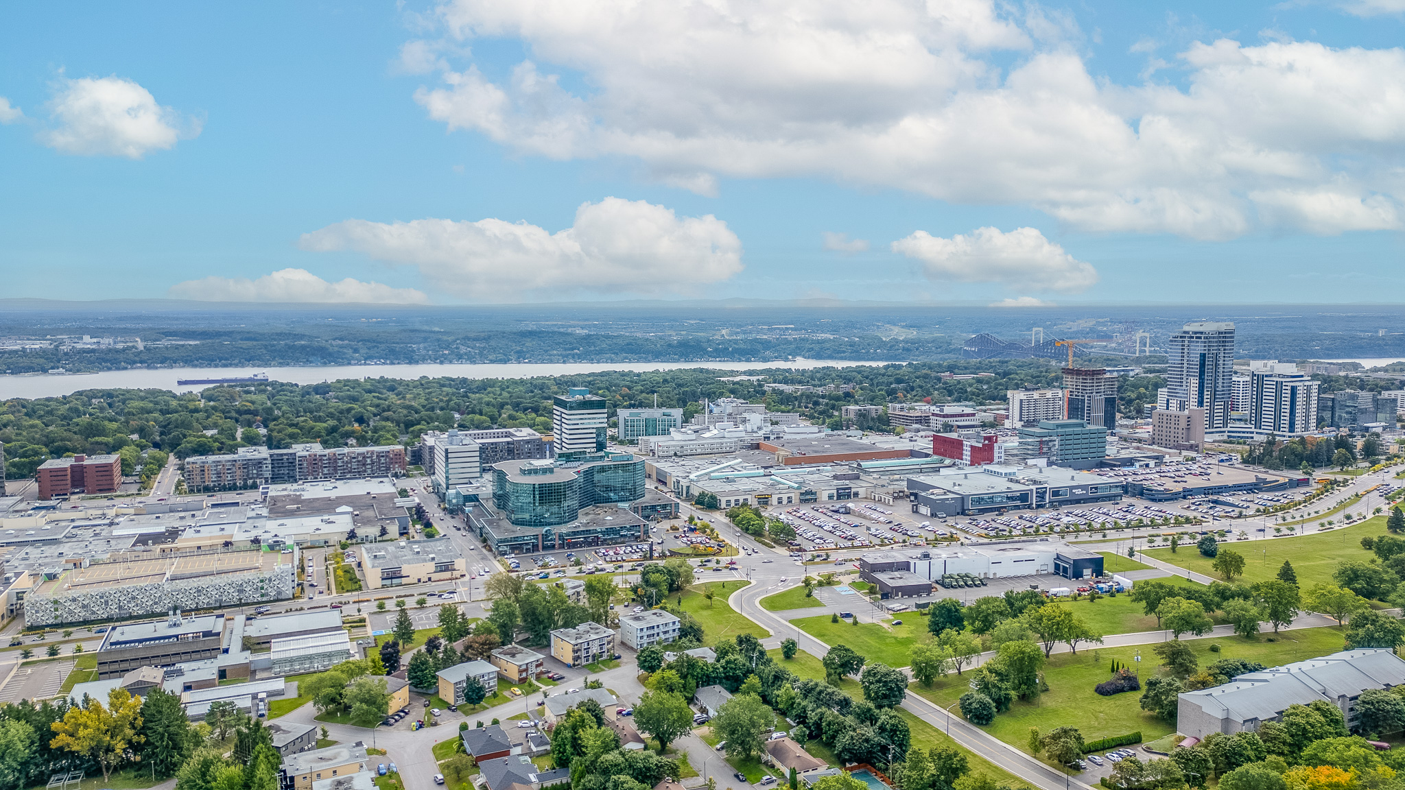 Vue aérienne du secteur commercial de Sainte-Foy avec Laurier Québec et Place Sainte-Foy