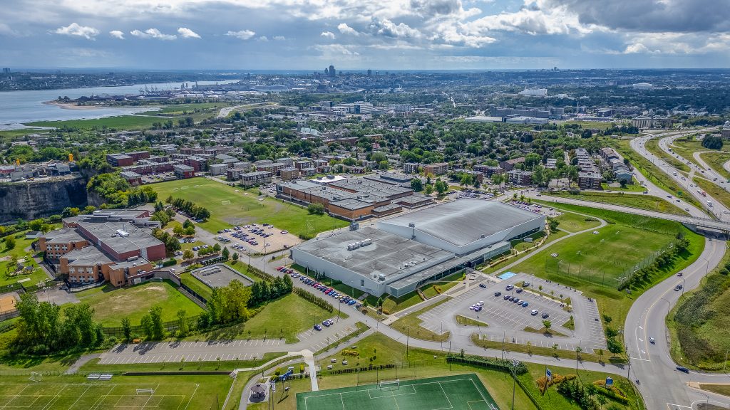 Vue aérienne d’installations sportives et d’un complexe scolaire à Beauport