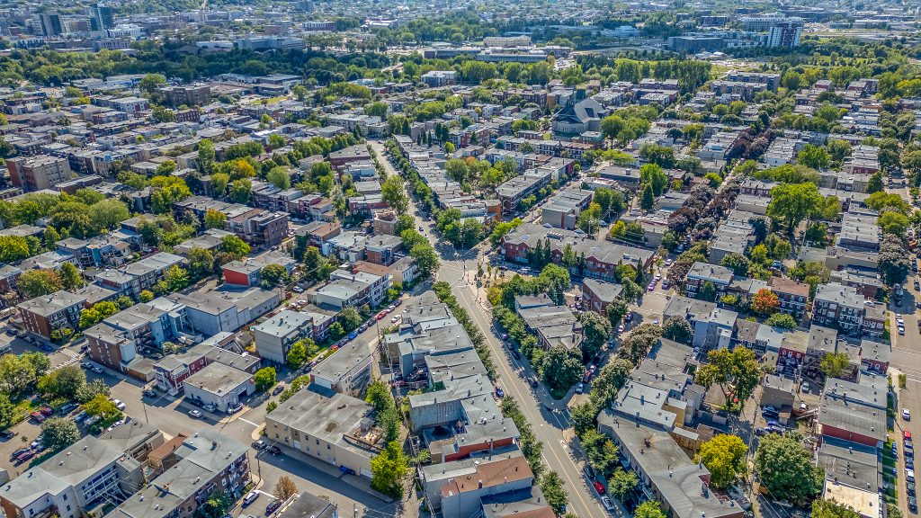 Vue aérienne du quartier Limoilou avec le centre-ville de Québec en arrière-plan