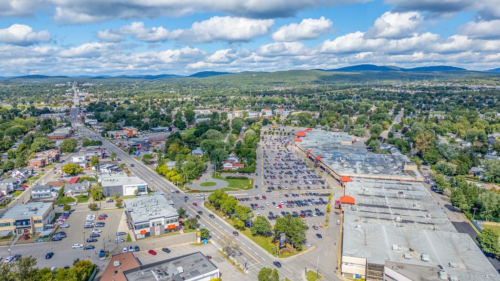 Vue aérienne du boulevard Henri-Bourassa à Charlesbourg avec commerces et centre commercial