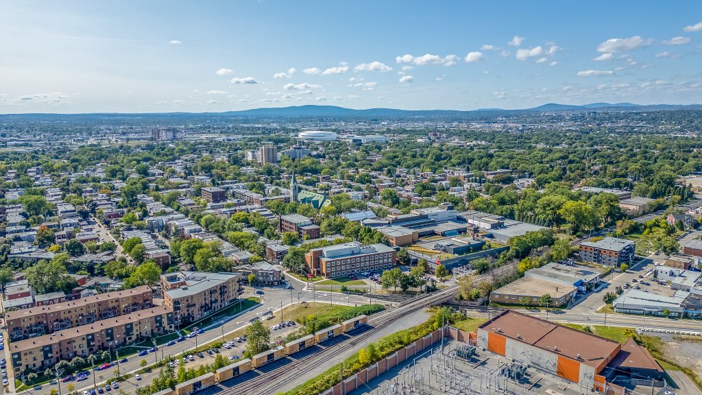 Vue aérienne de l’église Saint-Charles de Limoilou entourée de quartiers résidentiels