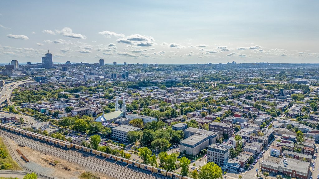 Vue aérienne du quartier Limoilou avec immeubles résidentiels et rues urbaines