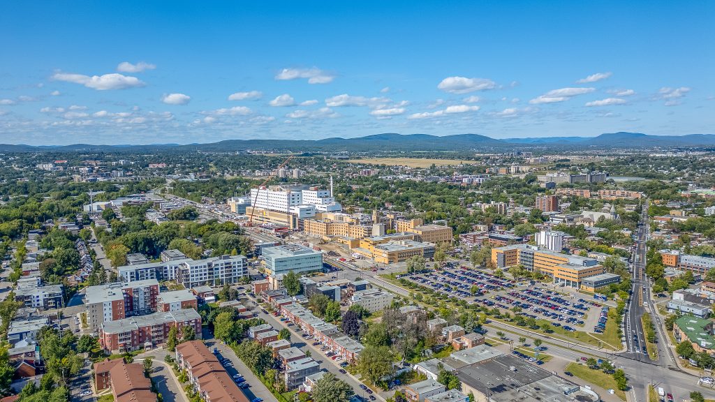 Vue aérienne du quartier Limoilou avec les tours du centre-ville de Québec