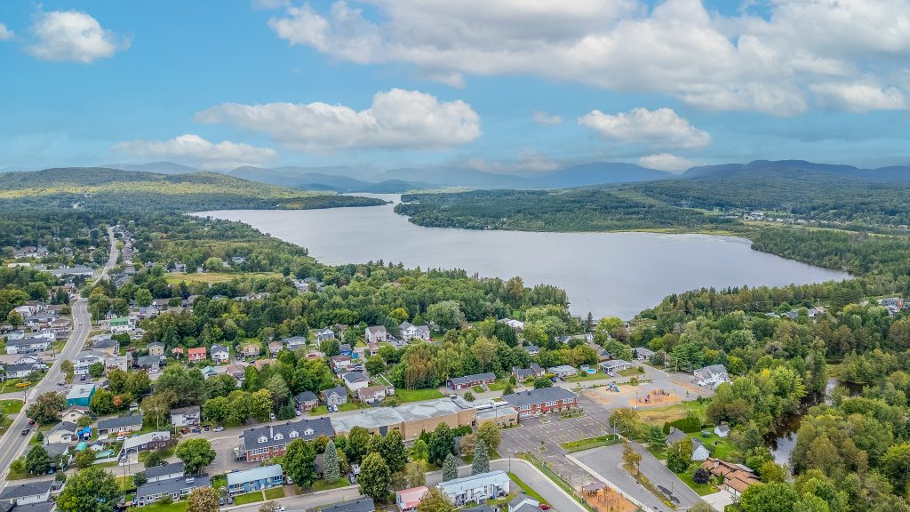 Vue aérienne du lac Saint-Charles et du quartier résidentiel du Haut-Saint-Charles à Québec