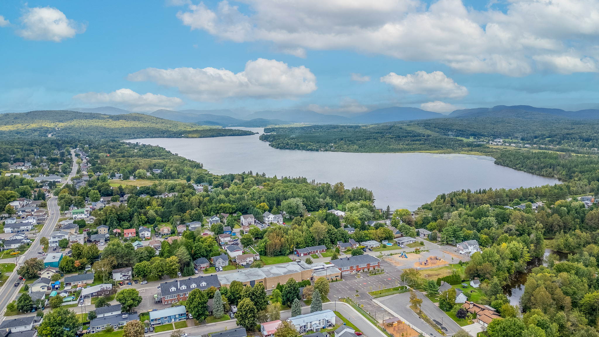 Vue aérienne du lac Saint-Charles et du quartier résidentiel du Haut-Saint-Charles à Québec