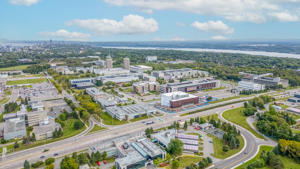 Vue aérienne de l’Université Laval et du quartier Sainte-Foy à Québec