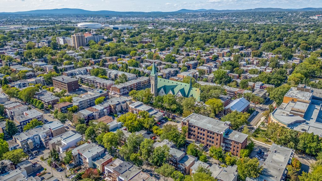Vue aérienne de l’église Saint-Charles de Limoilou et du quartier environnant