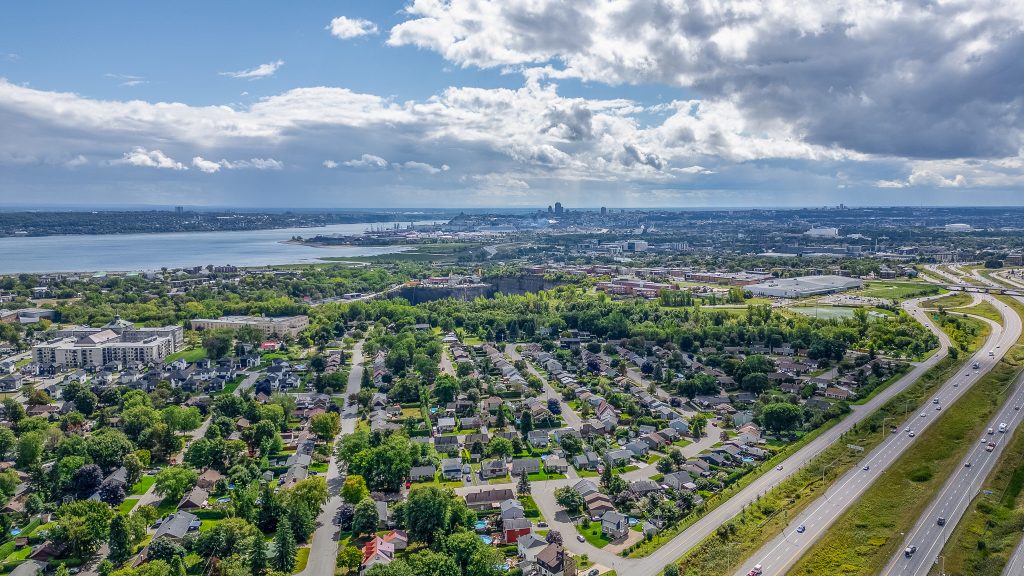 Vue aérienne de quartiers résidentiels de Beauport avec le fleuve Saint-Laurent
