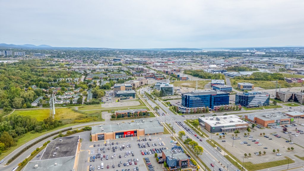 Vue aérienne du secteur commercial de Lebourgneuf dans le quartier Les Rivières à Québec