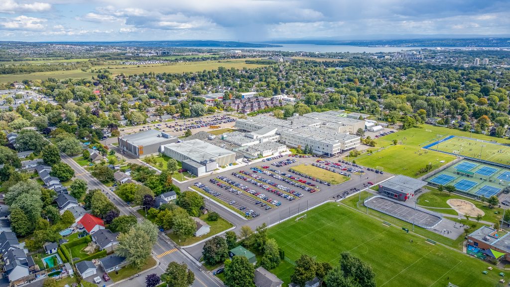Vue aérienne de Charlesbourg avec parc, terrains sportifs et quartier résidentiel