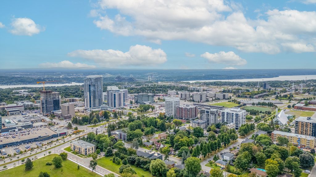 Vue aérienne du quartier Sainte-Foy à Québec avec tours résidentielles et pont Pierre-Laporte