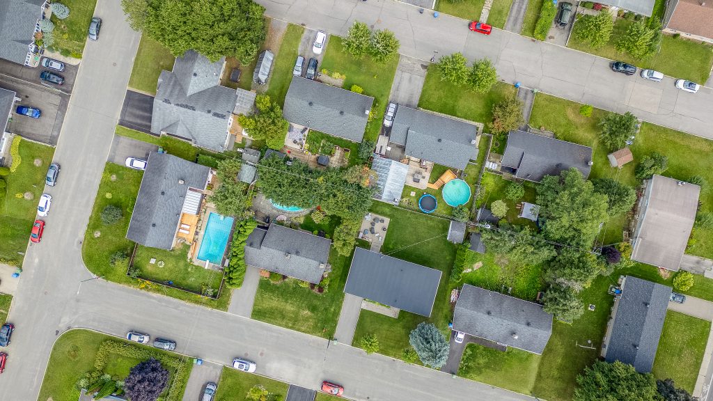 Vue aérienne de maisons unifamiliales dans un quartier résidentiel de Charlesbourg